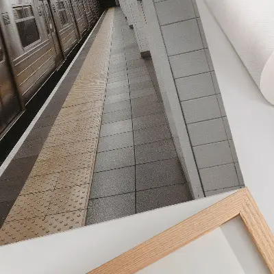 Impression sur toile quai de métro moderne à l'espace architectural dynamique