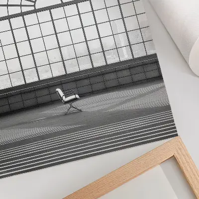 Impression sur toile chaise minimaliste devant de grandes fenêtres cintrées