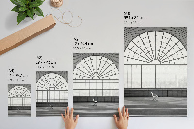 Impression sur toile Chaise minimaliste avec grandes fenêtres cintrées.