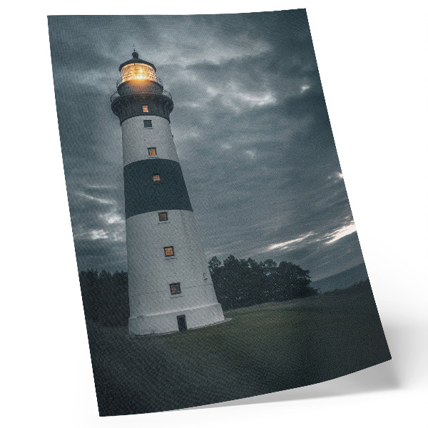 Affiche décorative Un phare se détachant sur un ciel nuageux