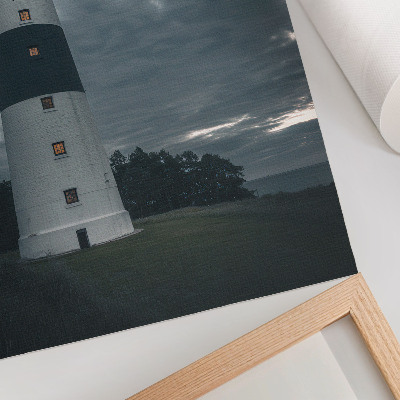 Affiche décorative Un phare se détachant sur un ciel nuageux