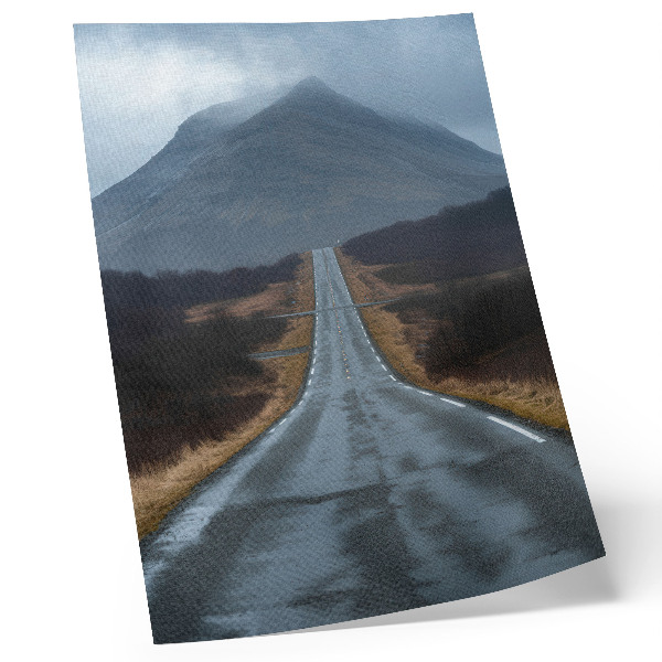 Affiche décorative Montagnes nuageuses, route accidentée, atmosphère paisible