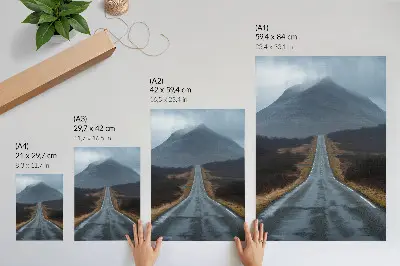 Affiche décorative montagnes nuageuses avec une route accidentée dans une atmosphère paisible