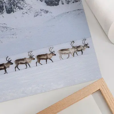 Décoration murale représentant des rennes dans un paysage montagneux hivernal