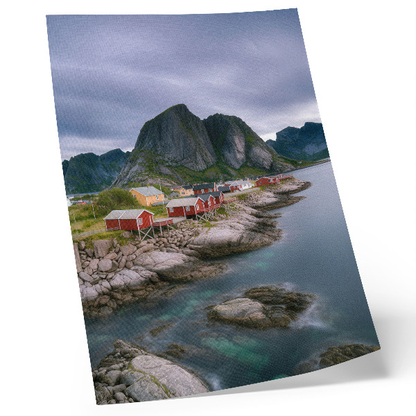 Affiche décorative Maisons rouges, montagnes, eau en arrière-plan, atmosphère paisible