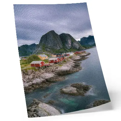 Affiche décorative maisons rouges au pied des montagnes avec vue sur l'eau et atmosphère paisible