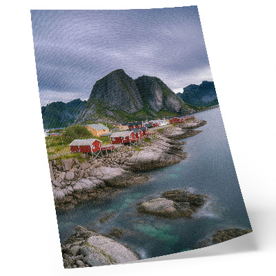Affiche décorative Maisons rouges, montagnes, eau en arrière-plan, atmosphère paisible