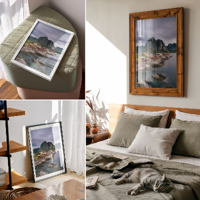 Affiche décorative Maisons rouges, montagnes, eau en arrière-plan, atmosphère paisible