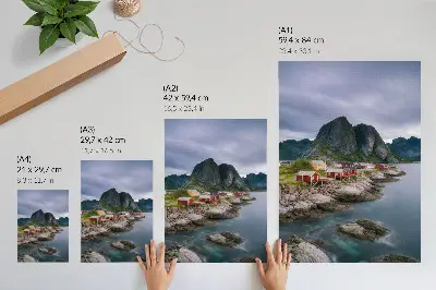 Affiche décorative maisons rouges au pied des montagnes avec vue sur l'eau et atmosphère paisible