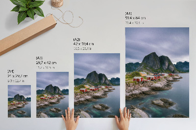 Affiche décorative Maisons rouges, montagnes, eau en arrière-plan, atmosphère paisible