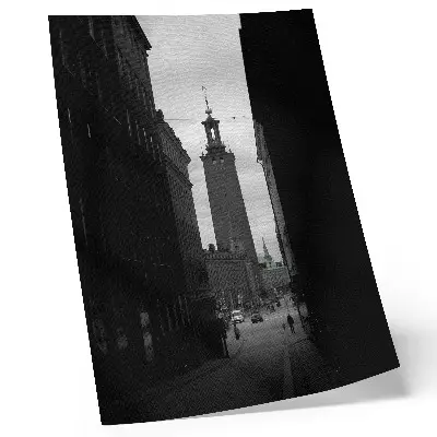 Décoration murale rue en noir et blanc avec une tour monumentale au centre