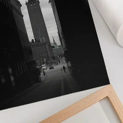 Décoration murale rue en noir et blanc avec une tour monumentale au centre