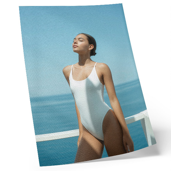 Affiche décorative Femme sur fond de mer, couleurs vives, minimalisme