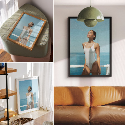 Affiche décorative Femme sur fond de mer, couleurs vives, minimalisme