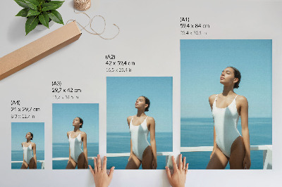 Affiche décorative Femme sur fond de mer, couleurs vives, minimalisme