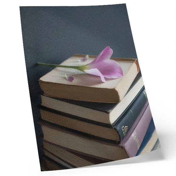 Affiche décorative Une pile de livres surmontée d'une délicate fleur