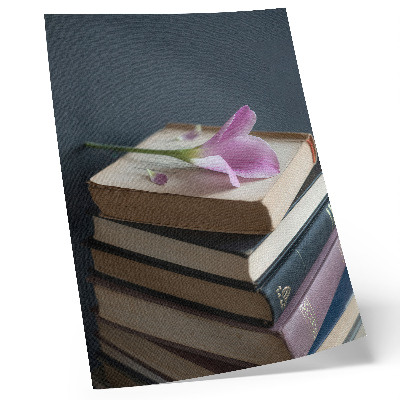 Affiche décorative Une pile de livres surmontée d'une délicate fleur