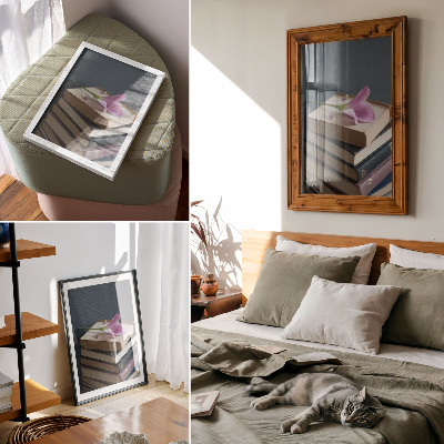Affiche décorative Une pile de livres surmontée d'une délicate fleur