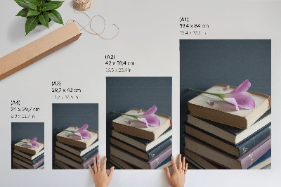 Affiche décorative Une pile de livres surmontée d'une délicate fleur