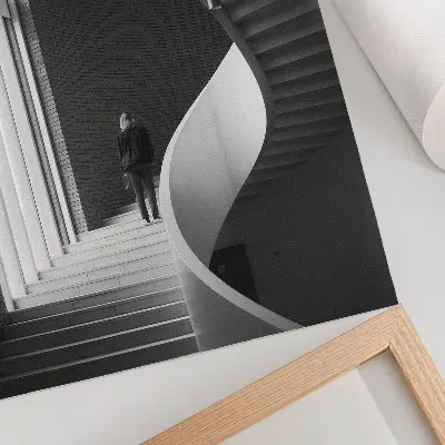 Impression sur toile escalier en colimaçon avec un minimalisme de briques contrasté