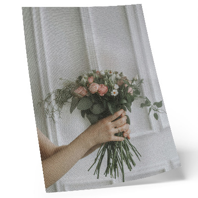 Affiche décorative Un bouquet de roses contre un mur blanc