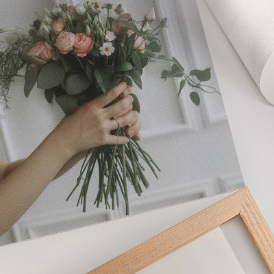 Affiche décorative Un bouquet de roses contre un mur blanc
