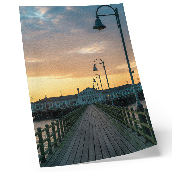 Affiche décorative Pont de bois illuminé par un lampadaire, ciel pittoresque