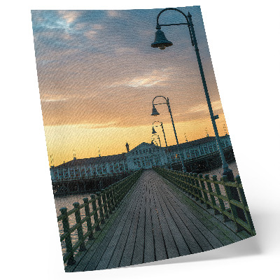 Affiche décorative Pont de bois illuminé par un lampadaire, ciel pittoresque