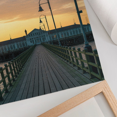 Affiche décorative Pont de bois illuminé par un lampadaire, ciel pittoresque