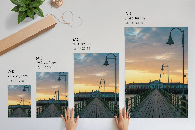 Affiche décorative Pont de bois illuminé par un lampadaire, ciel pittoresque