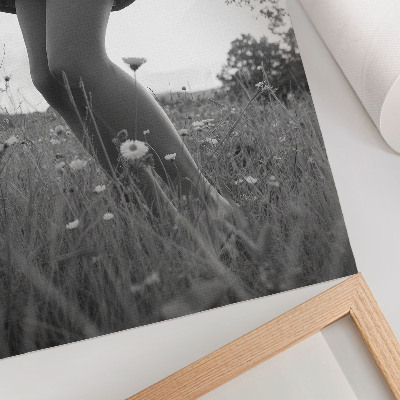 Impression sur toile Une photographie en noir et blanc d'une prairie empreinte d'harmonie et de paix.