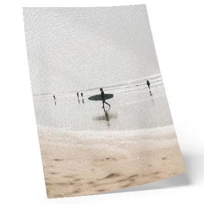 Affiche décorative représentant un surfeur marchant sur la plage avec sa planche
