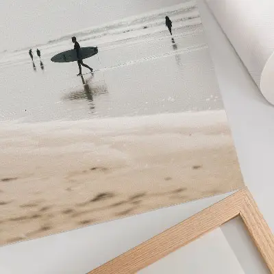 Affiche décorative représentant un surfeur marchant sur la plage avec sa planche