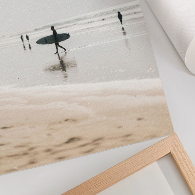 Affiche décorative Un surfeur marche sur la plage avec sa planche.