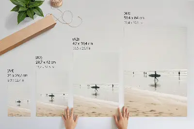 Affiche décorative représentant un surfeur marchant sur la plage avec sa planche