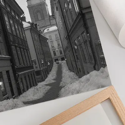 Impression sur toile une rue étroite avec une cathédrale en arrière-plan