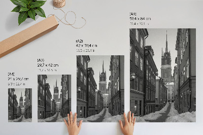 Impression sur toile Une rue étroite avec la cathédrale en arrière-plan