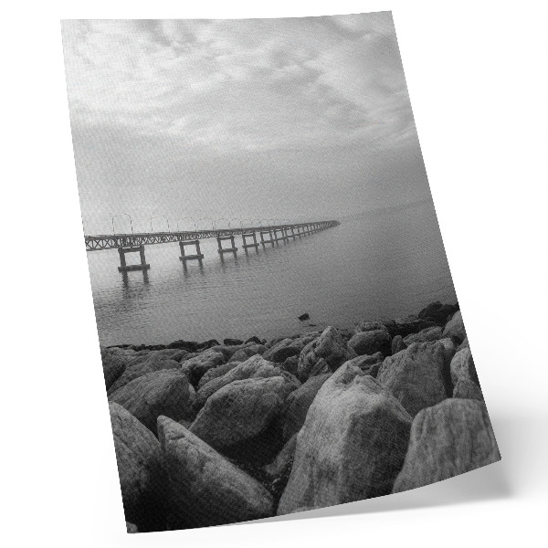 Impression sur toile Paysage paisible, pont, plage rocheuse, ciel gris