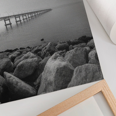 Impression sur toile Paysage paisible, pont, plage rocheuse, ciel gris