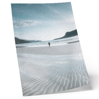 Décoration murale Une plage le matin, avec des vagues et du sable fin.