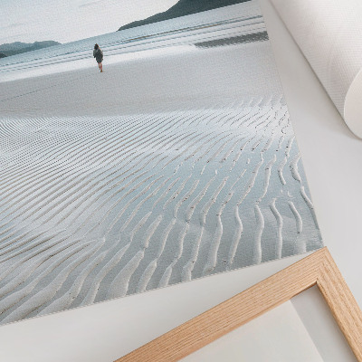 Décoration murale Une plage le matin, avec des vagues et du sable fin.