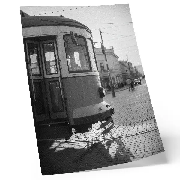Affiche décorative représentant un tramway en noir et blanc au centre-ville