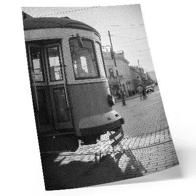 Affiche décorative représentant un tramway en noir et blanc au centre-ville