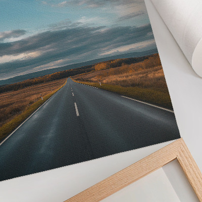 Affiche décorative Une route à travers la plaine d'automne sous un ciel bleu