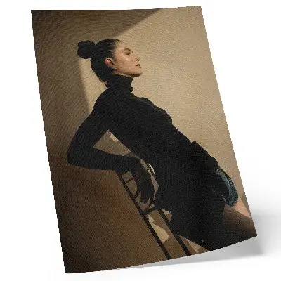 Décoration murale silhouette sombre d'une femme avec un rayon de lumière évoquant la paix