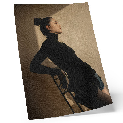 Décoration murale Silhouette sombre d'une femme, un rayon de lumière, la paix