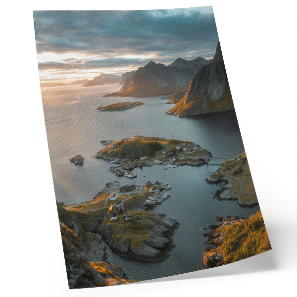 Affiche décorative Coucher de soleil sur les montagnes et village balnéaire