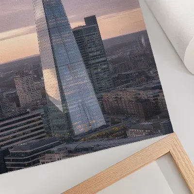 Décoration murale représentant un gratte-ciel au coucher du soleil sur fond urbain