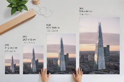 Décoration murale représentant un gratte-ciel au coucher du soleil sur fond urbain