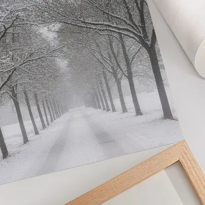 Impression sur toile allée symétrique d'arbres d'hiver dans la neige et le brouillard